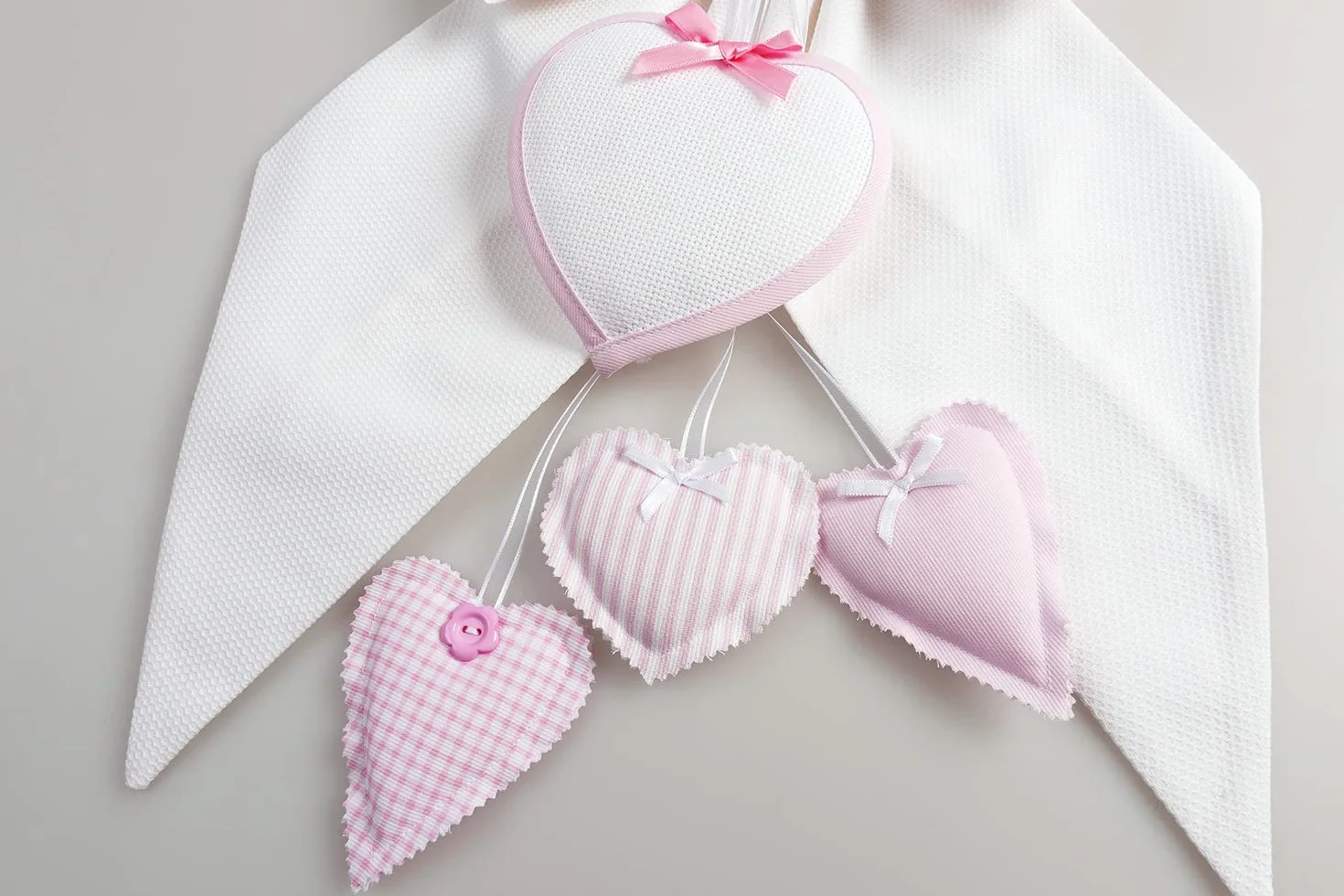 Filet - Fiocco Nascita Bianco con Cuoricini Pendenti Rosa e Cuore in Tela Aida da Ricamare, Cotone, Ideale da Appendere per Annunciare la Nascita di una Bambina, Made in Italy, Rosa