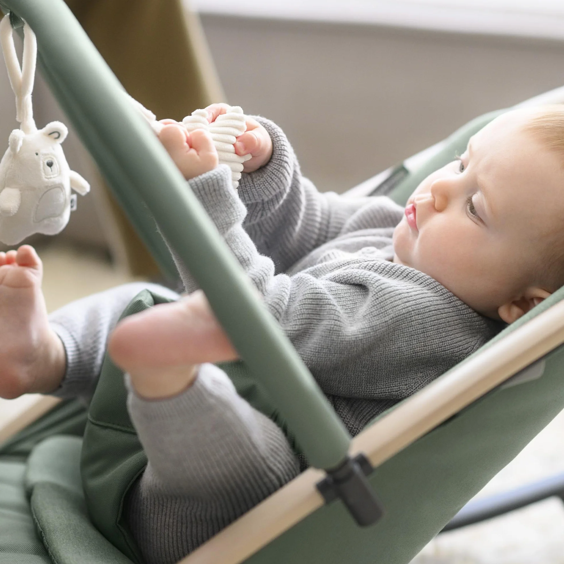 Maxi-Cosi Kori Sdraietta Neonati in Tessuto con Arco Gioco, 0-2 anni, 15 kg, Sdraietta Pieghevole, 3 Posizioni di Reclinabile, Chiusura Compatta, Cinture Easy-in, Chiusura Compatta, Beyond Green
