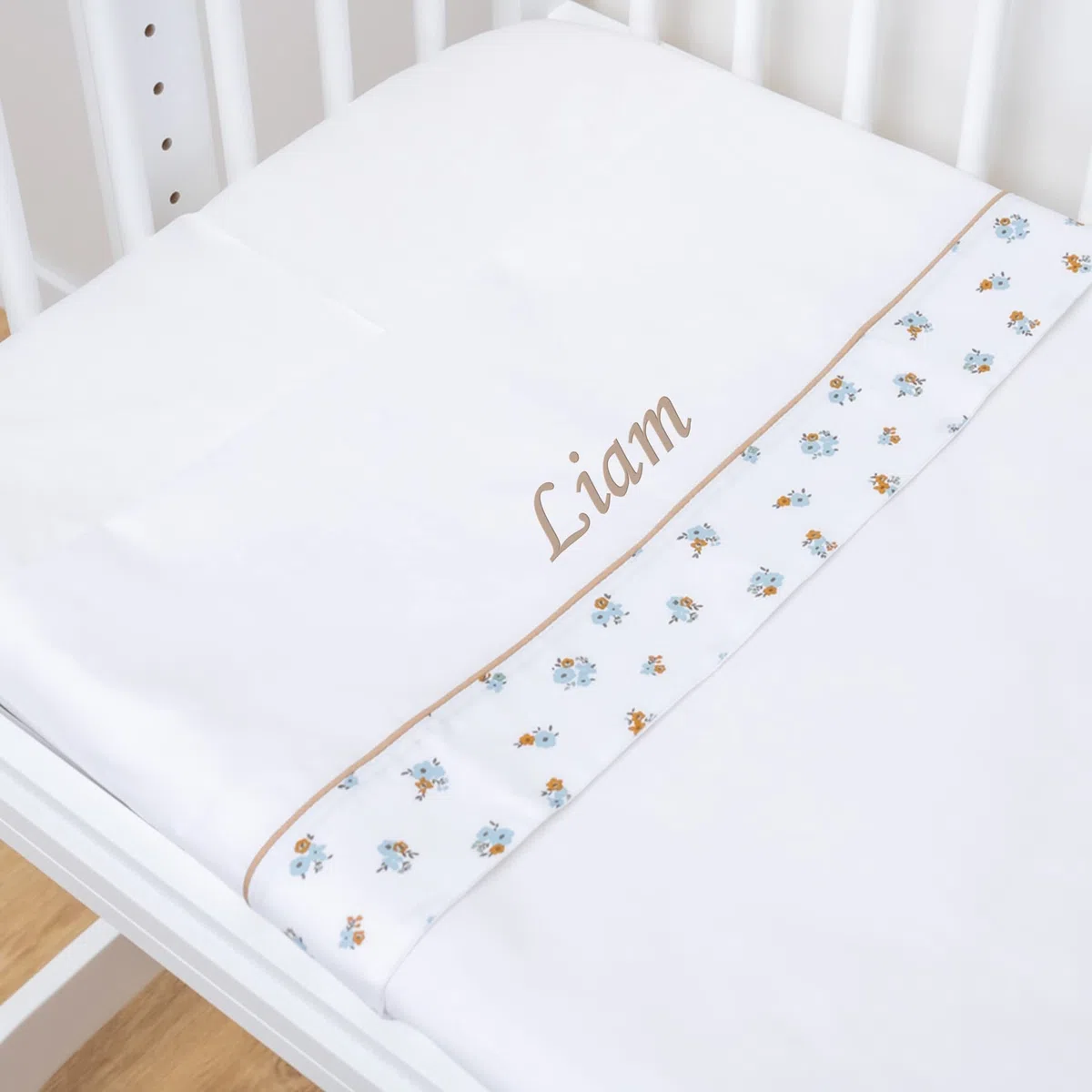 Nenel Completo da lenzuoli Personalizzati Ricamati con il nome dei bebè - Completo 3 Pezzi (Lenzuolo sotto + Lenzuolo + Federa per Cuscino) - Fiori Blu - Culla grande 70x140 cm