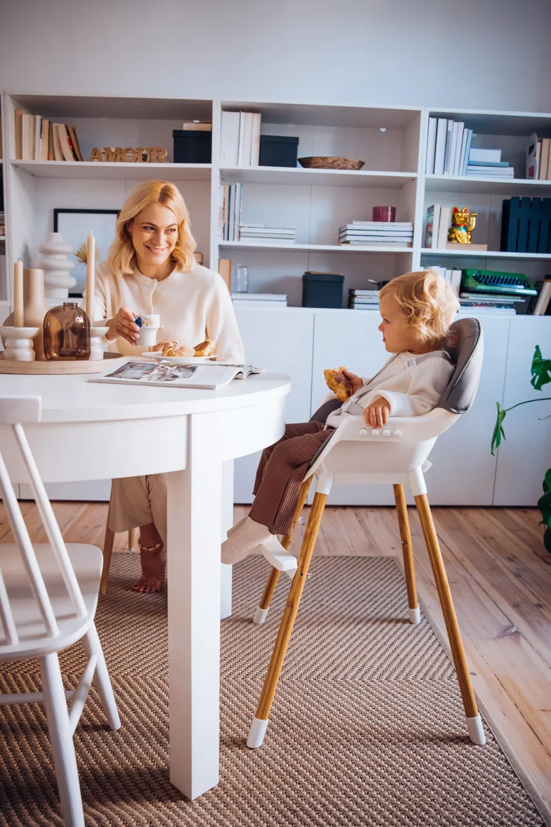 MoMi Seggiolone Pappa Evolutivo 3 in 1 - Sedia Evolutiva per Bambini da 6 a 36 Mesi - Cinture di sicurezza, Rivestimento in ecopelle, Poggiapiedi, Portabicchiere, Gioco con Ventosa - Grigio