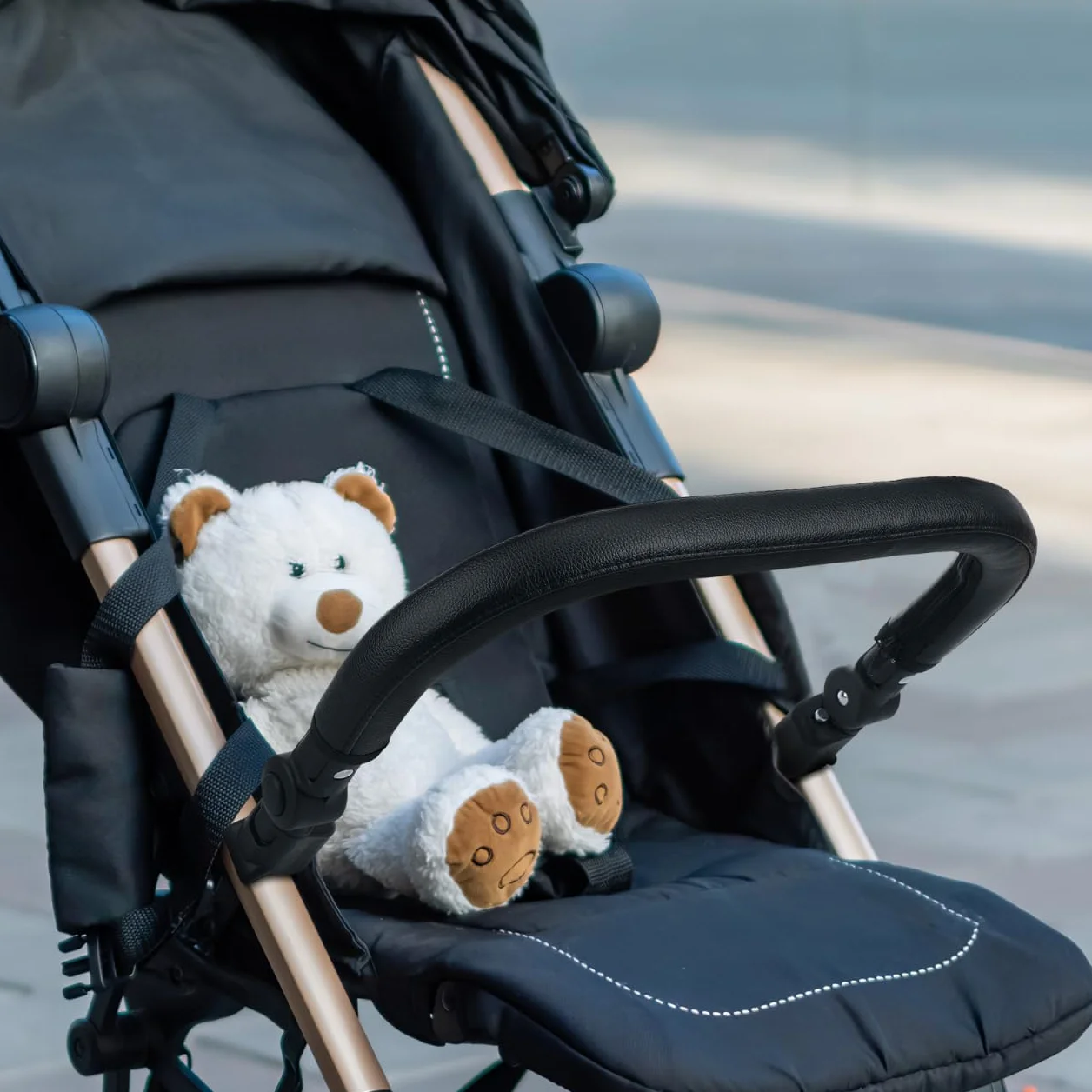 Barra Paraurti Passeggino Universale in Pelle Pu E Tubo Di Ferro Rinforzato Maniglione Regolabile E Rimovibile Per Accessori Passeggini Fino a 25 Kg Protezione E Comfort Per Bambini