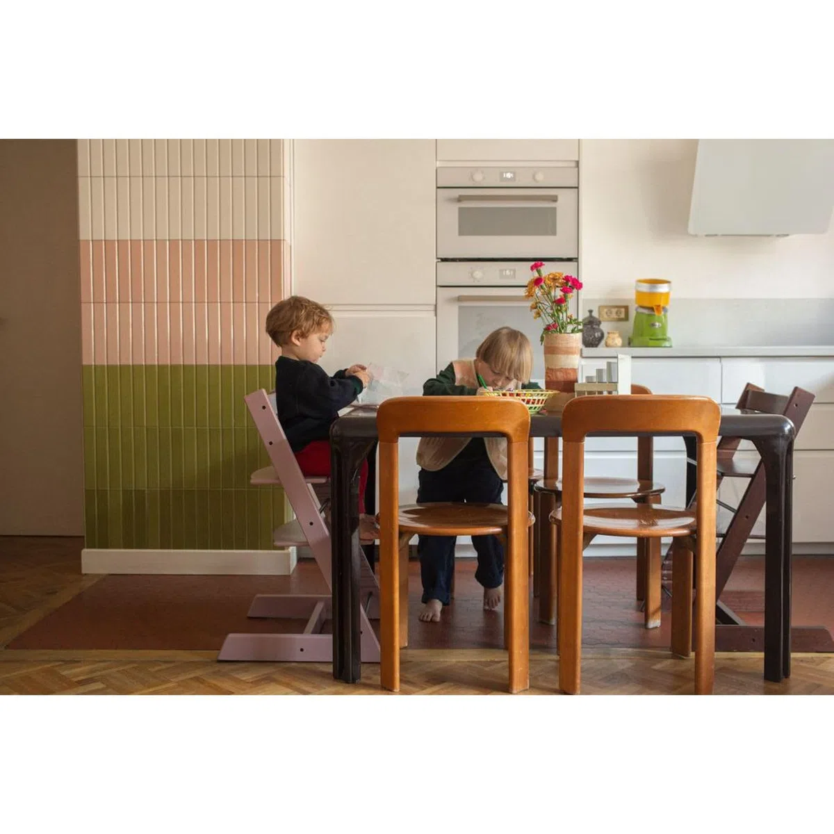Sedia Tripp Trapp di Stokke, Mauve - Sedia evolutiva e interamente regolabile per neonati, bambini e adulti - Comoda, confortevole ed ergonomica