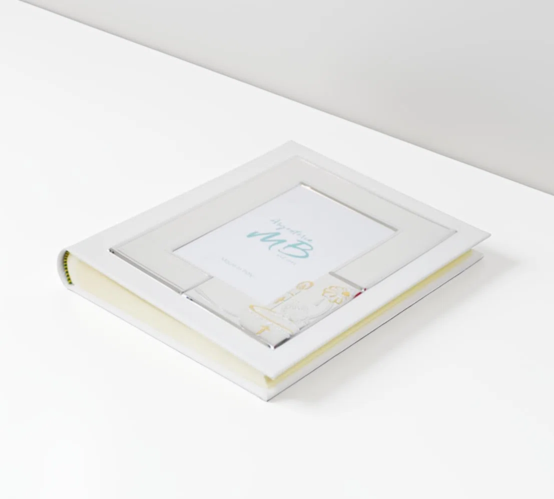 Album Fotografico per il Battesimo Personalizzabile con Incisione del nome, della data o di una dedica, Realizzato in Ecopelle Bianca con Cornice in Argento PVD Lucido e Satinato
