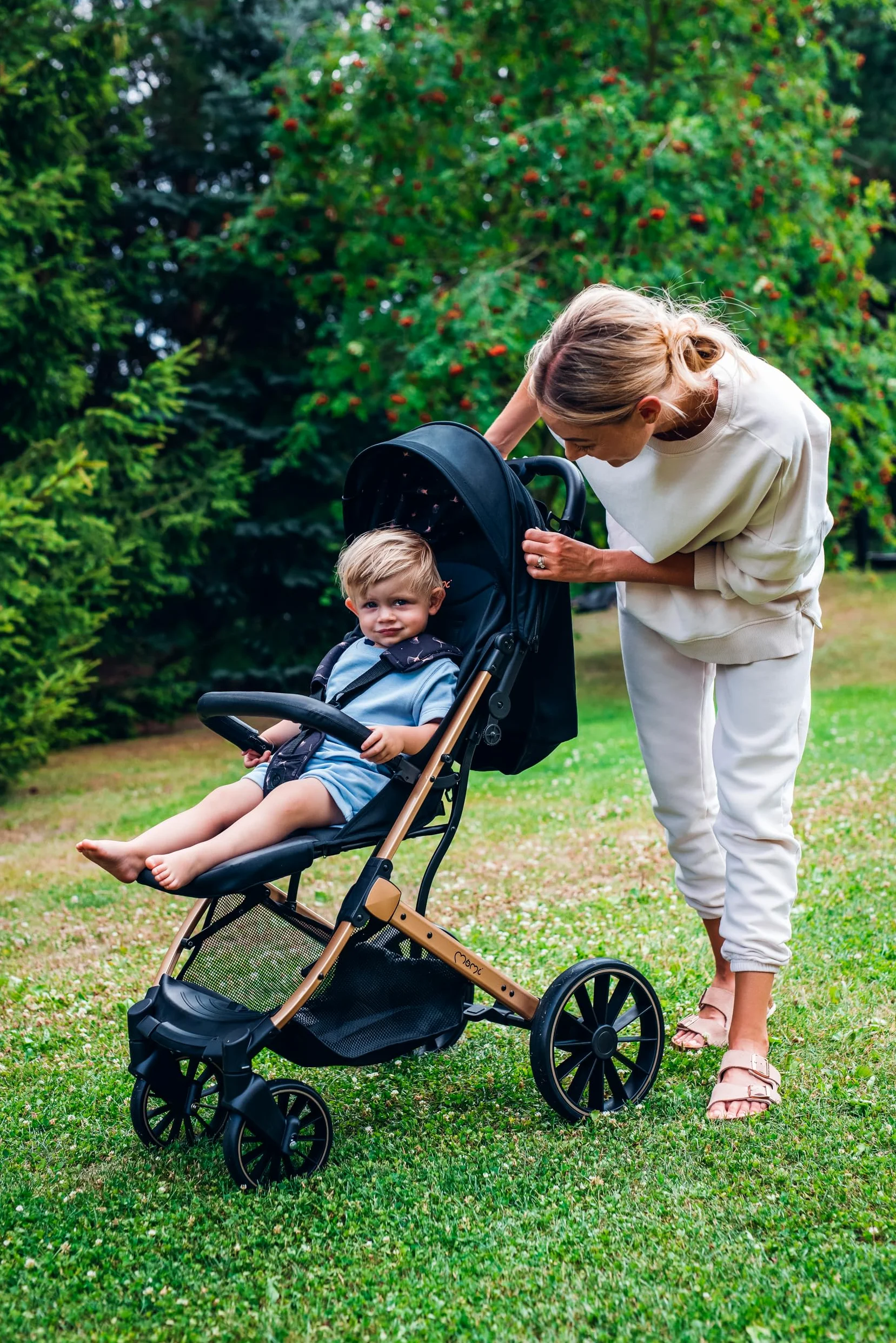 MoMi ESTELLE LIGHT PLUS Passeggino a partire da 6 mesi (fino a 22 kg), pieghevole con cintura di sicurezza a 5 punti, cestino porta spesa e funzione di apertura, manico telescopico per il traino