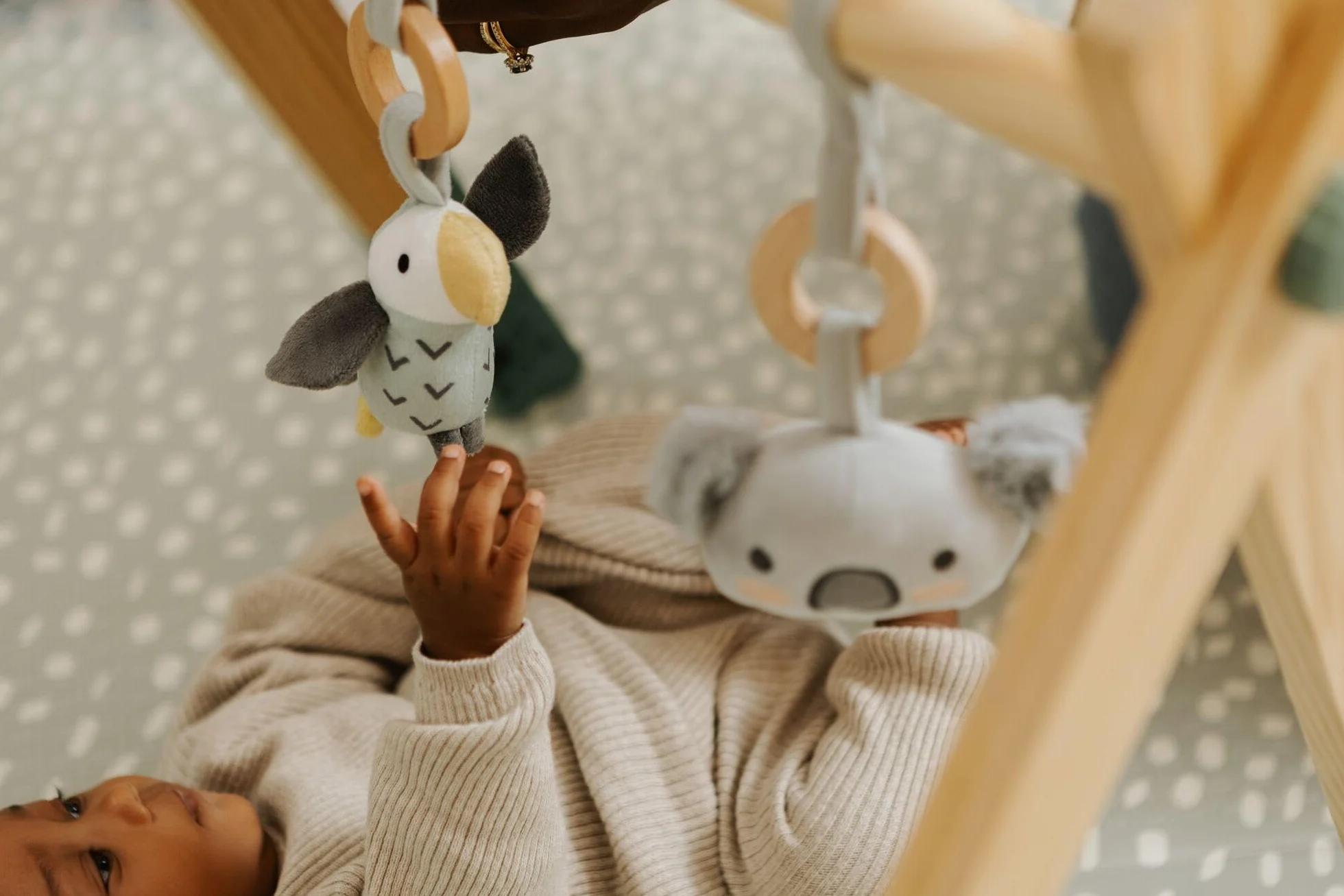 Nuby Animal Adventures Palestra da Gioco in Legno con Giocattoli Sviluppo Sensoriale