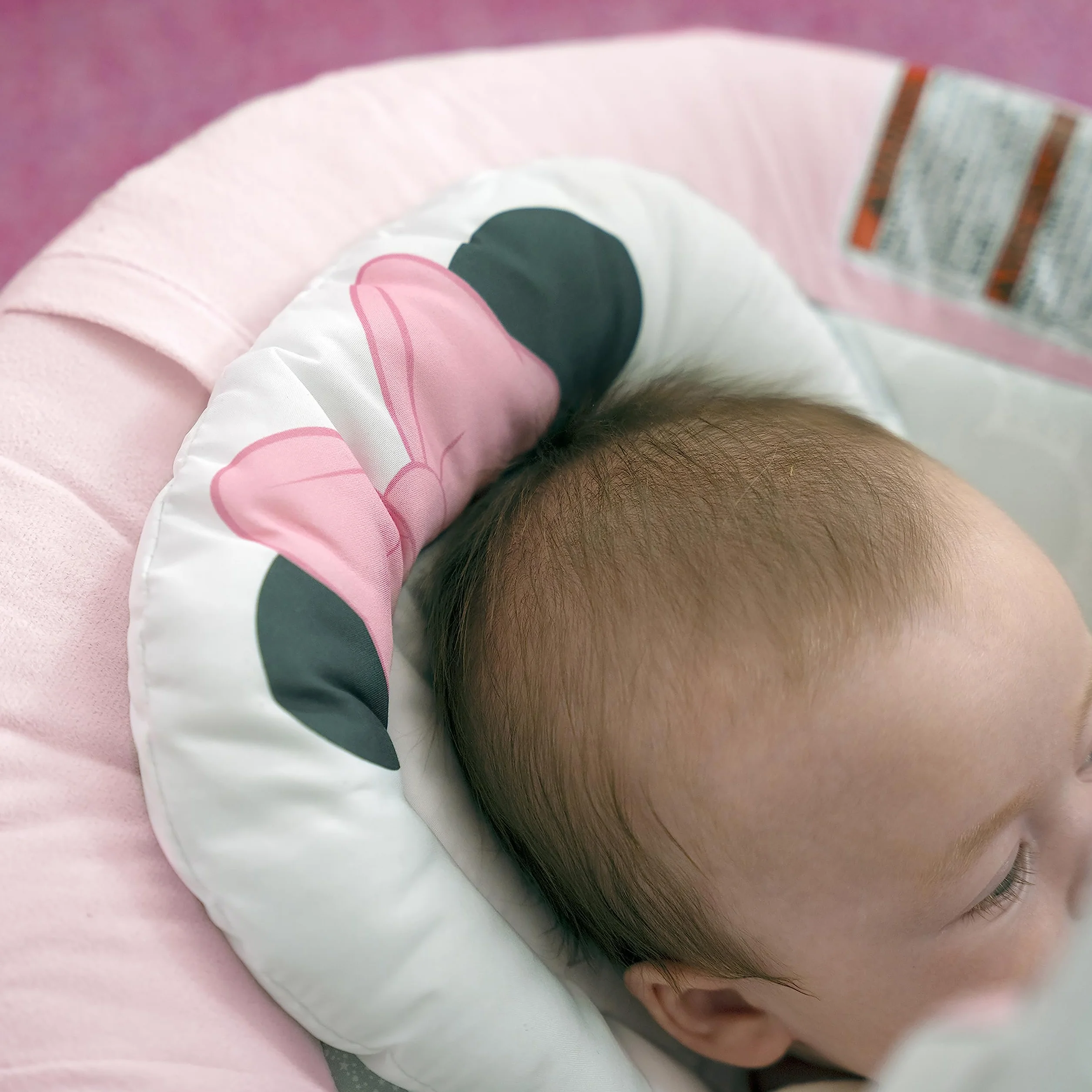 Bright Starts, Minnie Mouse Seggiolino Comodo Vibrante per Neonati - Musica, Barra Giocattoli Rimovibile, 0-6 Mesi Fino a 9 kg (Rosy Skies)