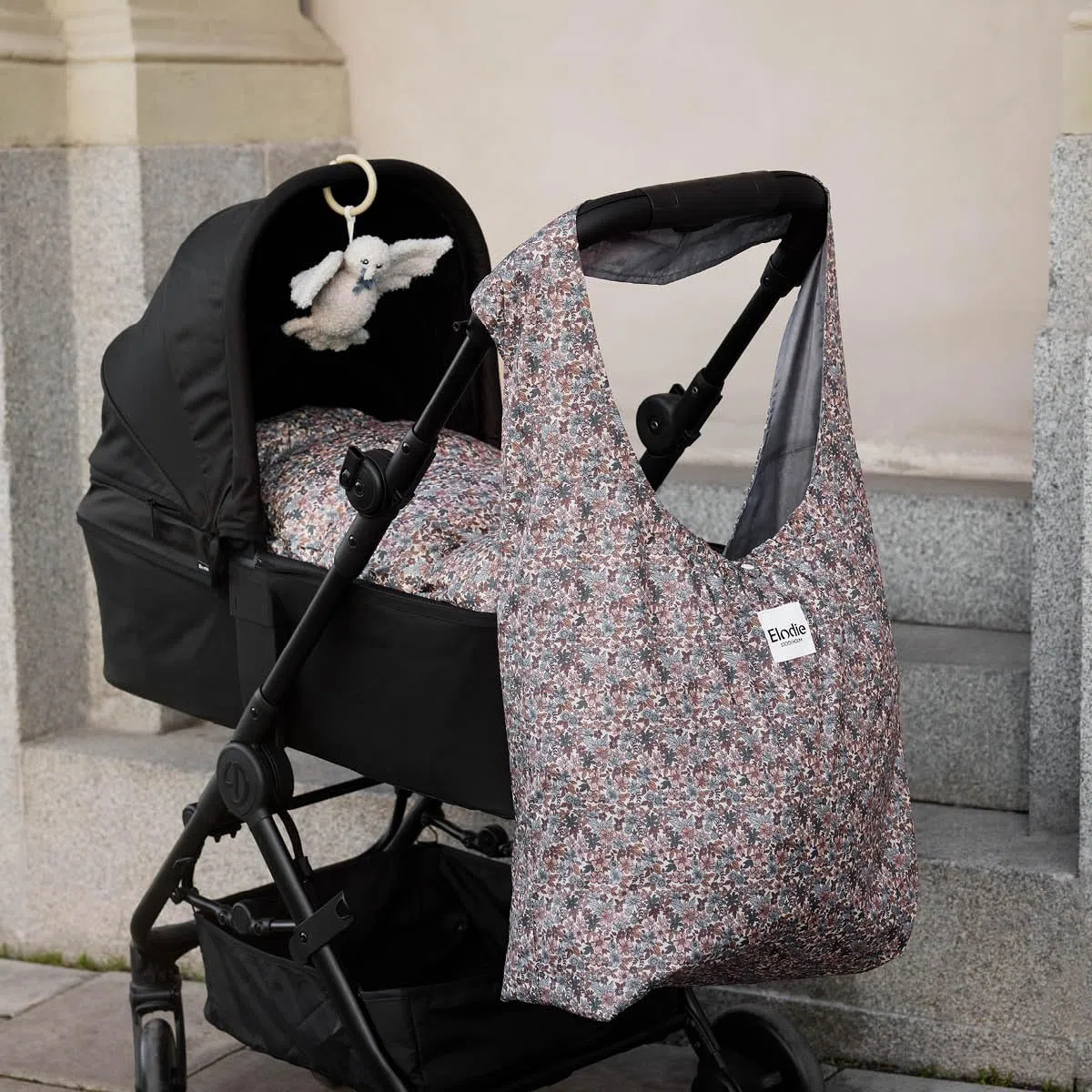Elodie Details Sacco Passeggino Invernale Universale - Coprigambe Imbottito, Sacco Termico Antivento e Impermeabile, Morbido e Caldo, Compatibile con Passeggini e Carrozzine - Giardino Blu