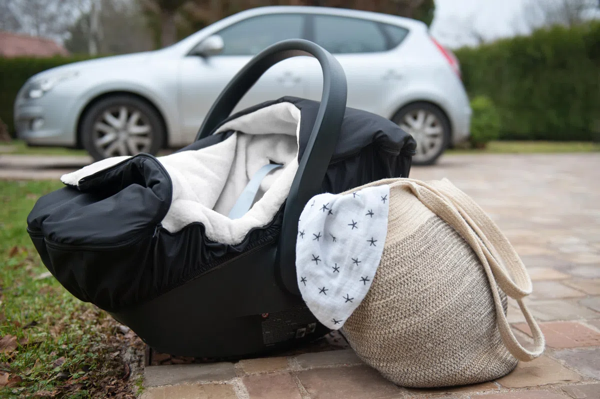 BÉABA, Coprigambe accogliente per seggiolino auto, compatibile con tutti i seggiolini auto del Gruppo 0, 0-12 mesi,impermeabile,antivento,TOG 6,doppio pile,passaggio con imbracatura a 3 e 5 punti,nero