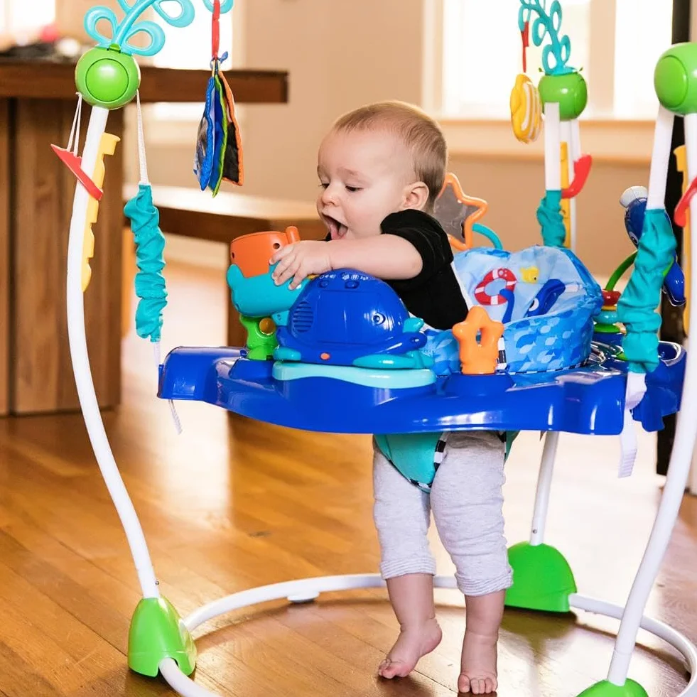 Baby Einstein Neptune's Ocean Discovery Centro Giochi e Attività, 15 Giochi, 3 Lingue, Girello con Musica e Luci, Sedile Girevole 360°, Regolabile, da 6 Mesi