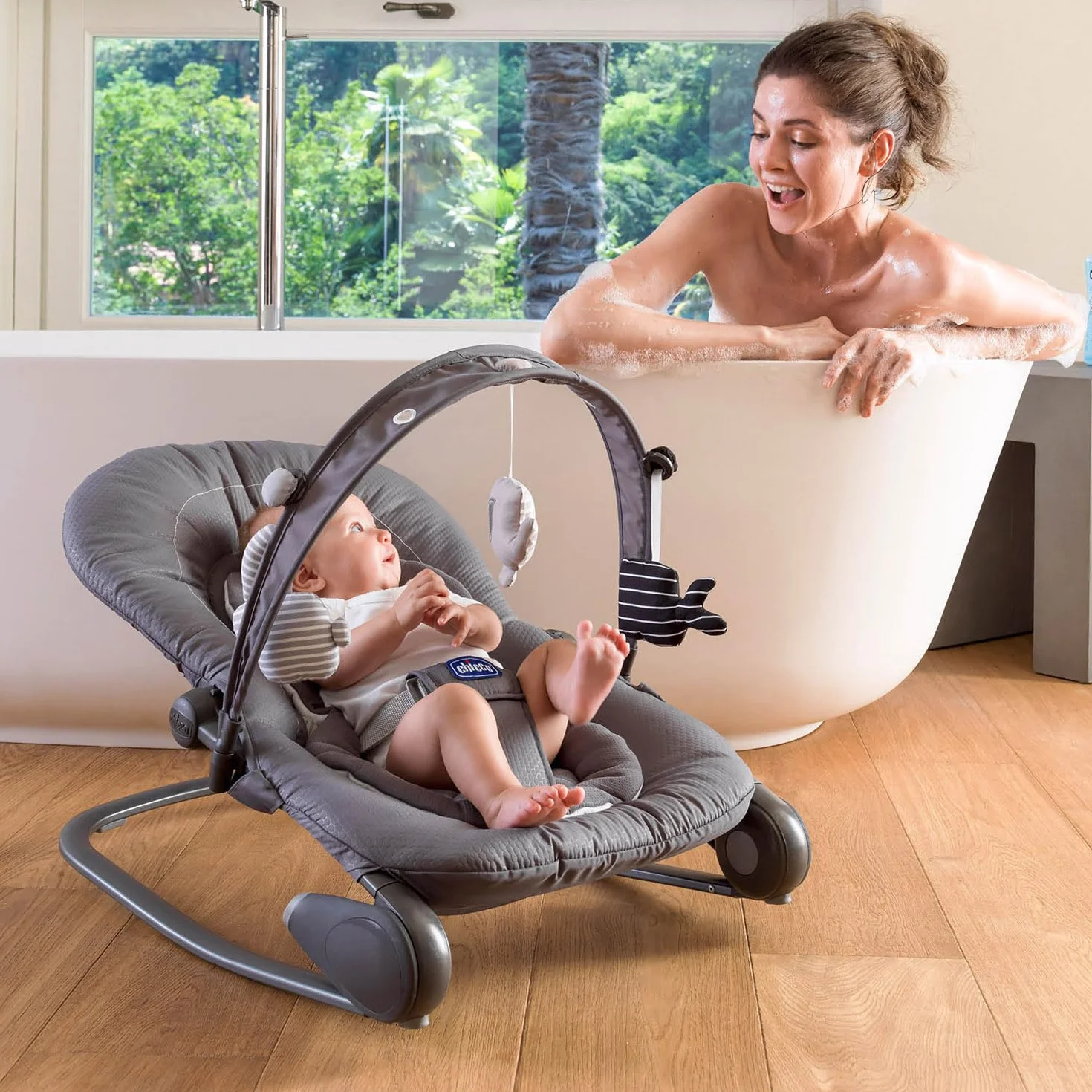 Chicco Hooplà Sdraietta Neonati e Bambini da 0 Mesi a 18 kg, Funzioni Dondolo e Poltroncina, con Barra Gioco, Schienale Regolabile e Cuscino Riduttore, Chiusura Compatta, Grigio chiaro