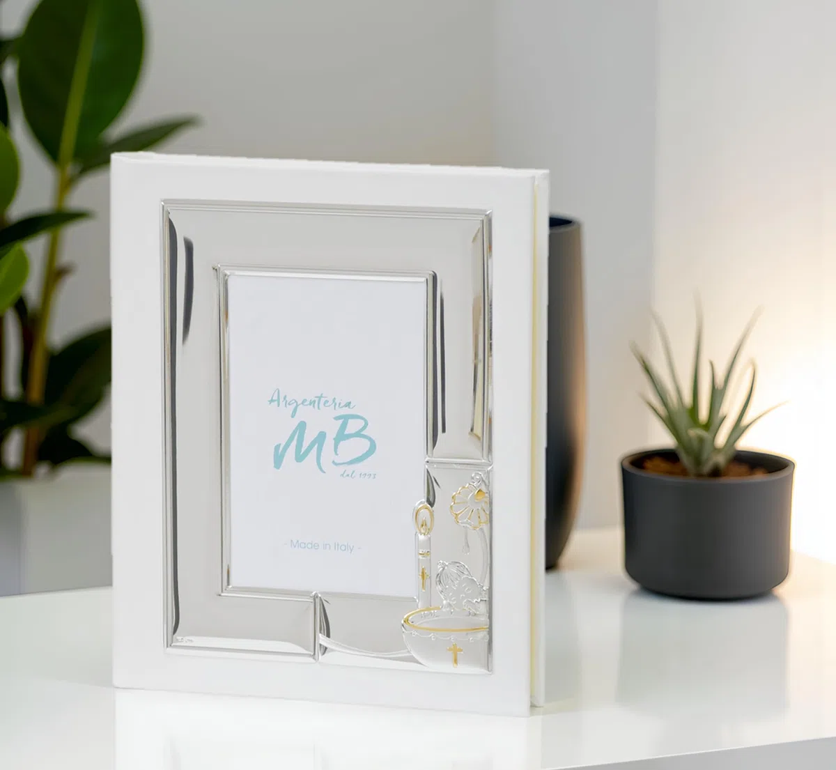 Album Fotografico per il Battesimo Personalizzabile con Incisione del nome, della data o di una dedica, Realizzato in Ecopelle Bianca con Cornice in Argento PVD Lucido e Satinato