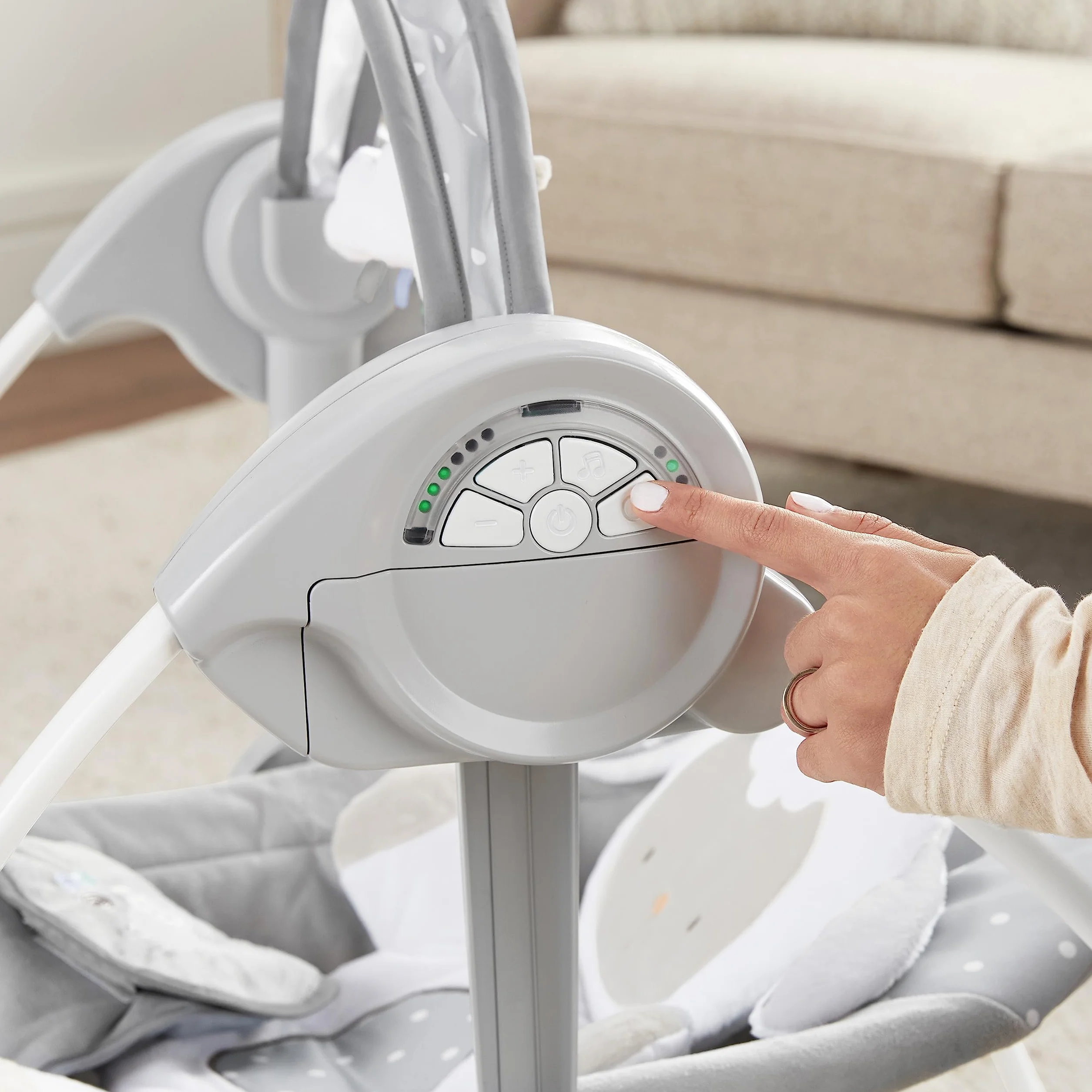 Ingenuity Comfort 2 Go Altalena compatta portatile a 6 velocità con musica, pieghevole, 0-9 mesi (Cuddle Lamb)