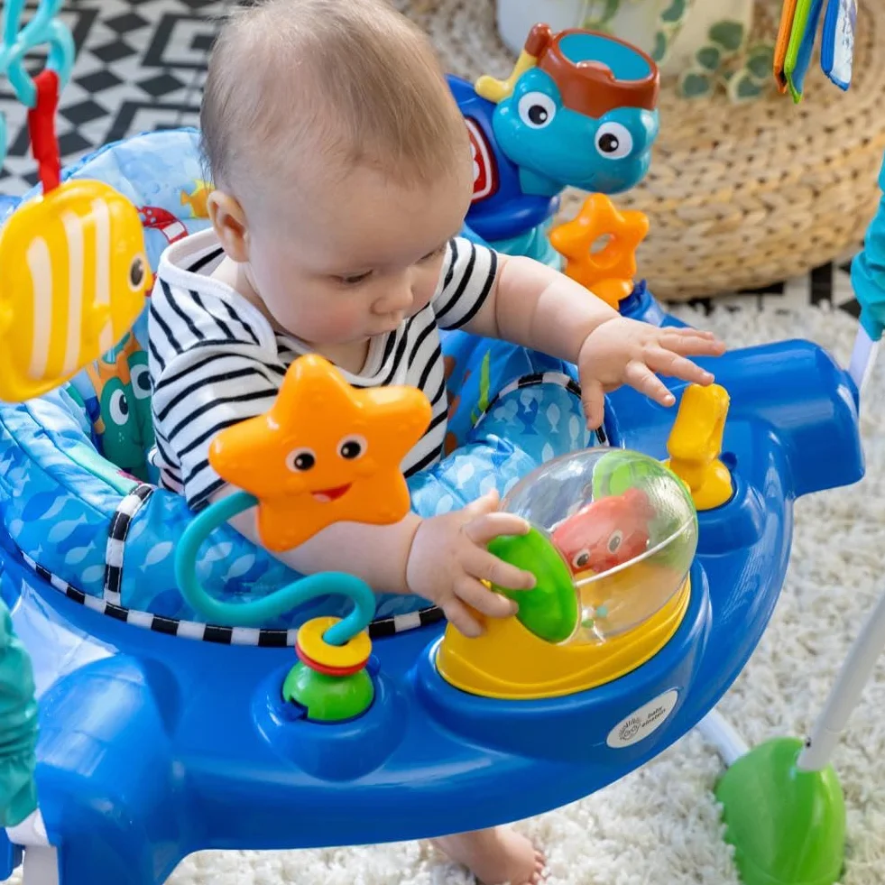 Baby Einstein Neptune's Ocean Discovery Centro Giochi e Attività, 15 Giochi, 3 Lingue, Girello con Musica e Luci, Sedile Girevole 360°, Regolabile, da 6 Mesi