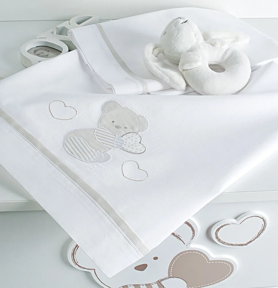 Foppapedretti Completo Lenzuolino Dolcecuore, 100% cotone, Composto da lenzuolo ricamato (120x80 cm), lenzuolino inferiore ad angoli (120x65 cm) e federa (60x40 cm), Bianco