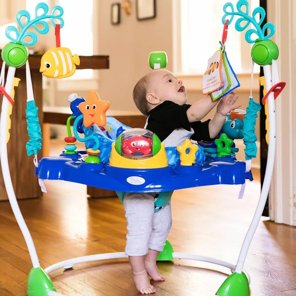 Baby Einstein Neptune's Ocean Discovery Centro Giochi e Attività, 15 Giochi, 3 Lingue, Girello con Musica e Luci, Sedile Girevole 360°, Regolabile, da 6 Mesi