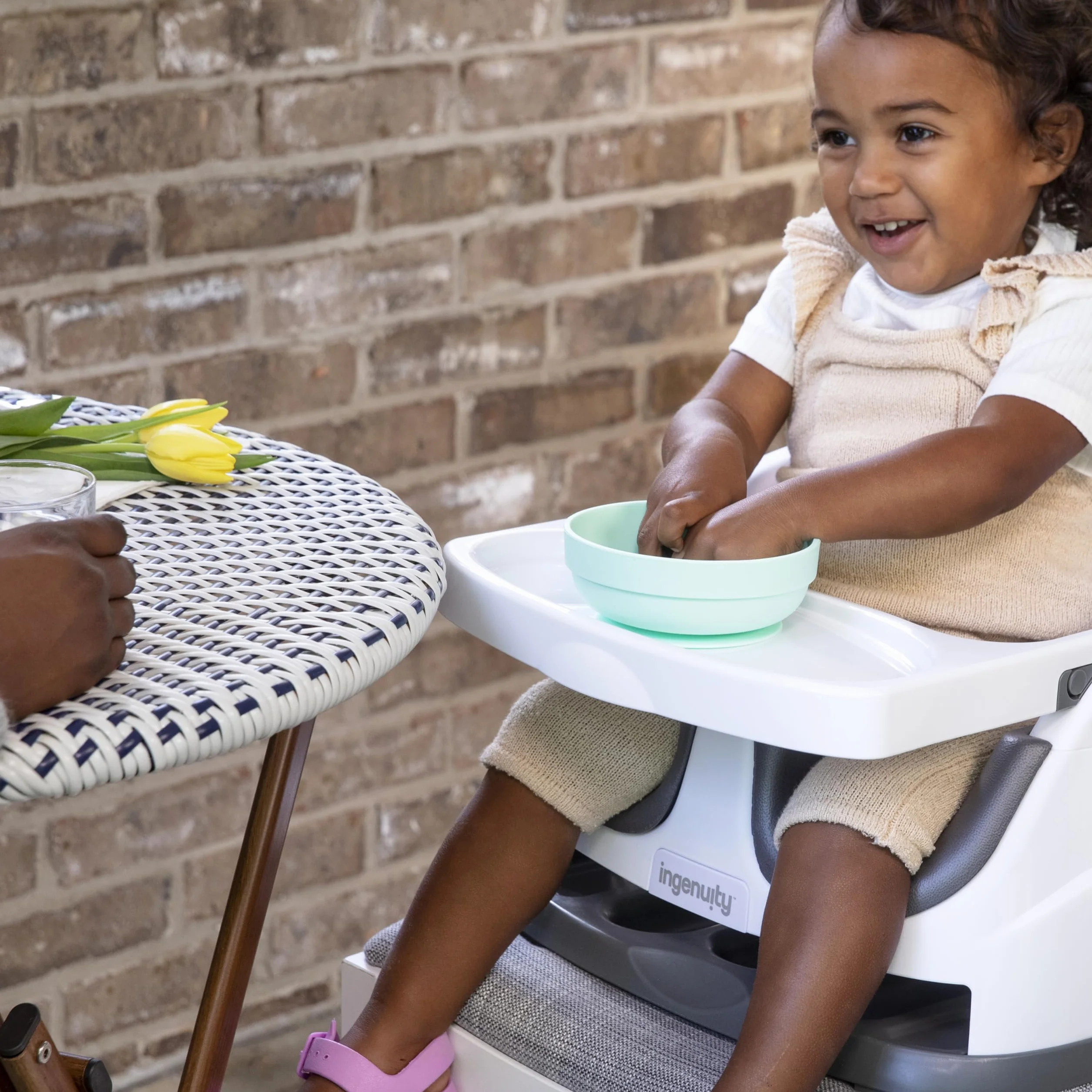 Ingenuity Baby Base 2-in-1 Rialzo da Sedia e Seggiolino per alimentazione con vassoio autoportante - Ardesia