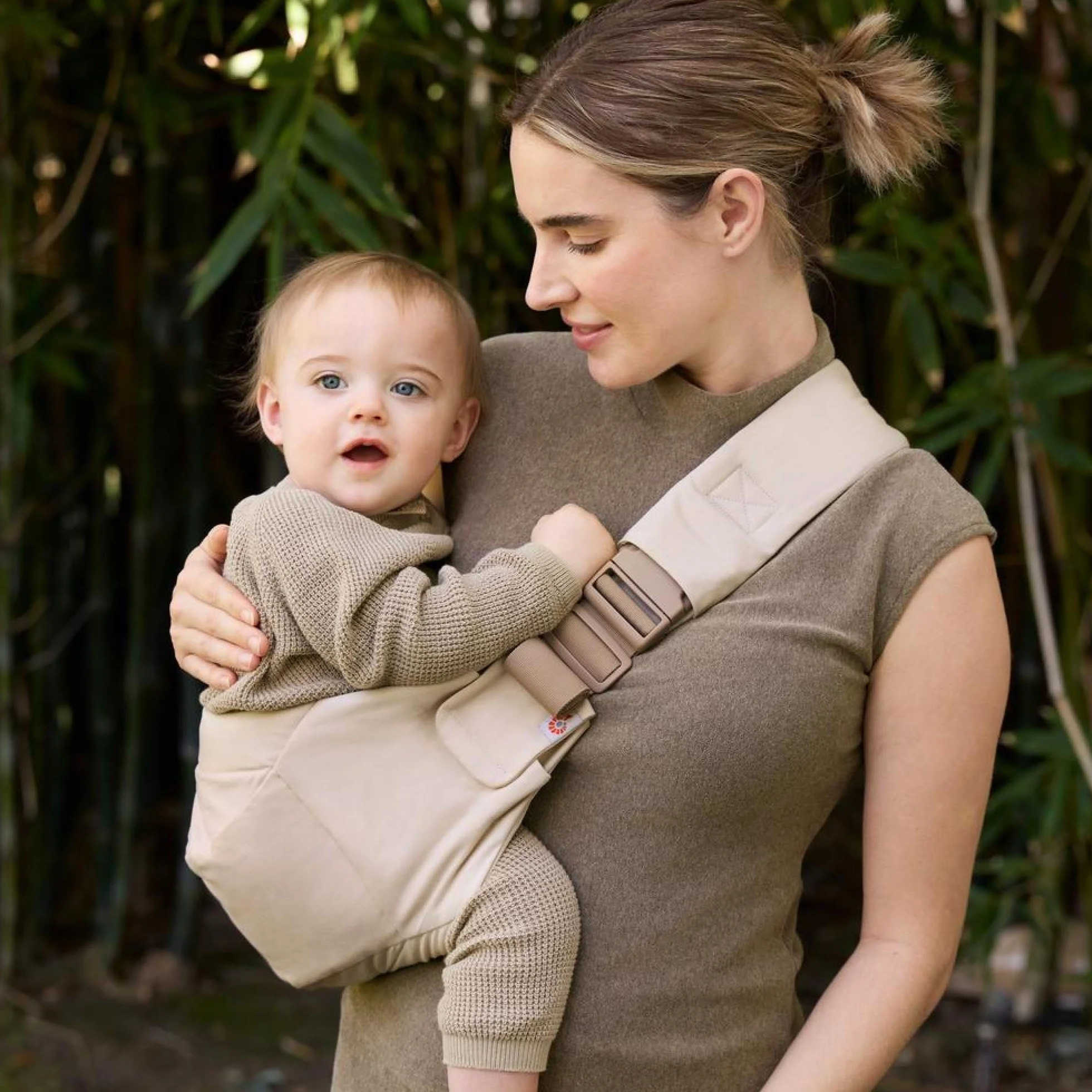 Ergobaby Upsie Sling Portabebè ergonomico per neonati e bambini piccoli dai 6 mesi (7,7-20,4 kg), passaggio spontaneo tra camminare e essere trasportati, Natural Beige