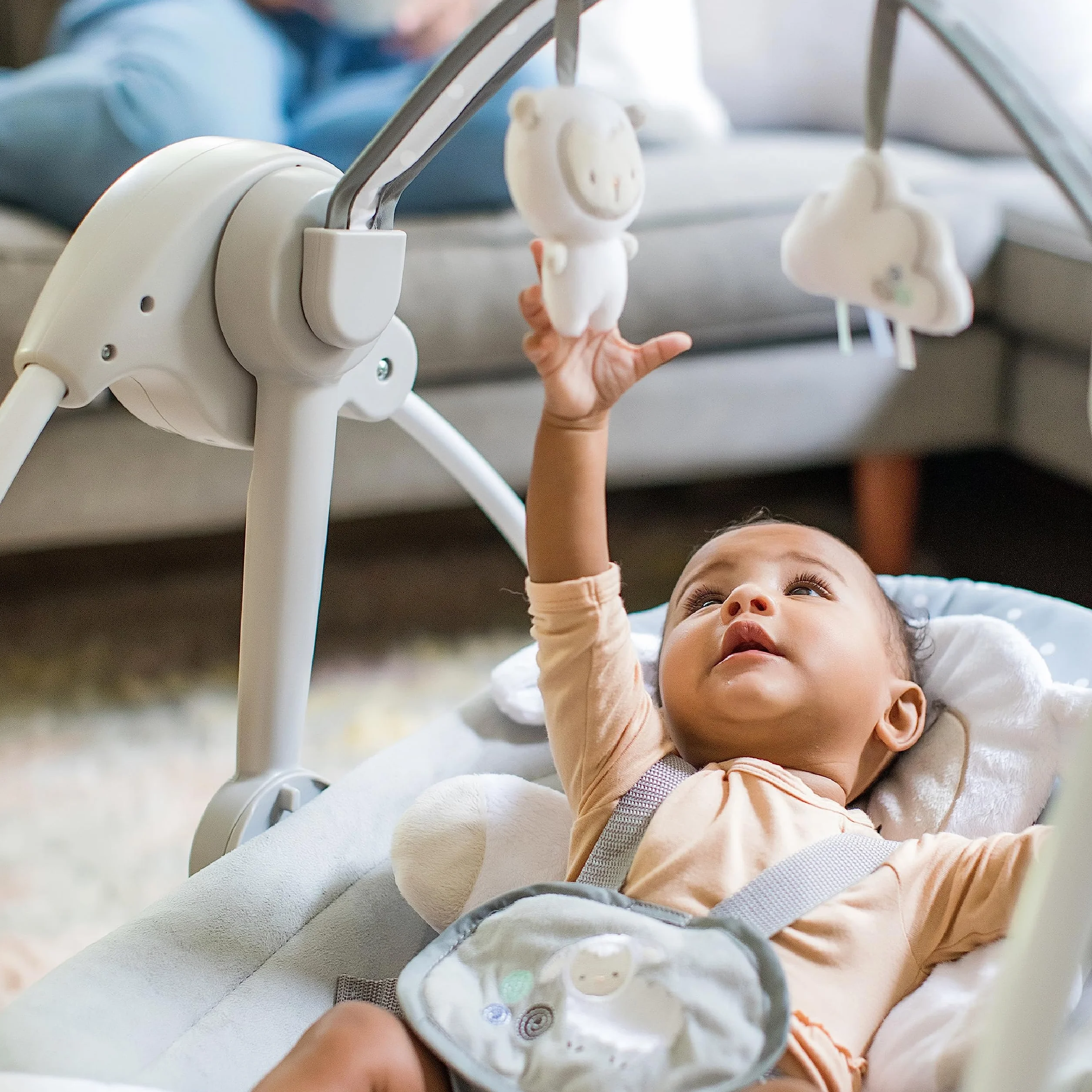 Ingenuity Comfort 2 Go Altalena compatta portatile a 6 velocità con musica, pieghevole, 0-9 mesi (Cuddle Lamb)