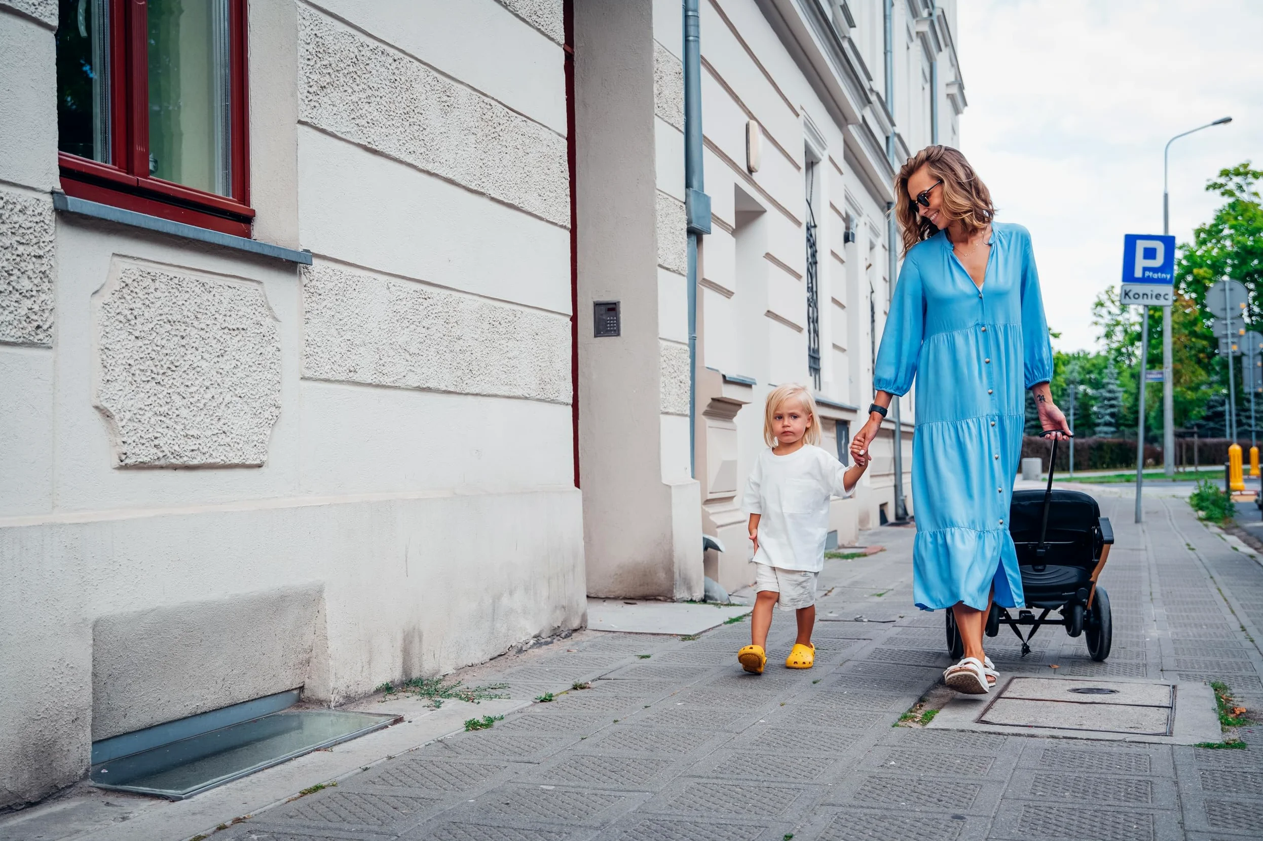 MoMi ESTELLE LIGHT PLUS Passeggino a partire da 6 mesi (fino a 22 kg), pieghevole con cintura di sicurezza a 5 punti, cestino porta spesa e funzione di apertura, manico telescopico per il traino
